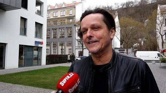 Na tenhle den nikdy nezapomene: Michal Malátný z Chinaski se musel odloučit od rodiny - Super.cz