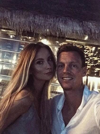 Tahle kráska čeká na českého tenistu, když přijde domů z tréninku: Manželka Tomáše Berdycha vystavila na odiv pružné sexy nožky