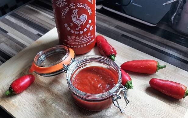 Domácí chilli omáčka SRIRACHA (originální recept)