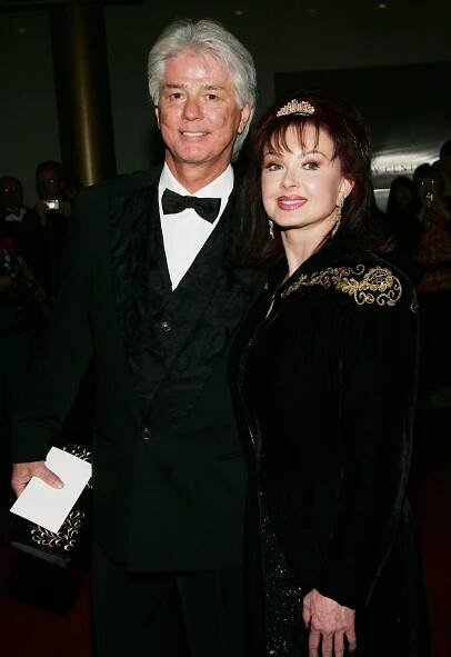 WASHINGTON - DECEMBER 5: Singer Naomi Judd and husband Larry Strickland arrive at the 27th Annual Kennedy Center Honors Gala at The Kennedy Center for the Performing Arts December 5, 2004 in Washington, DC. (Photo by Evan Agostini/Getty Images)