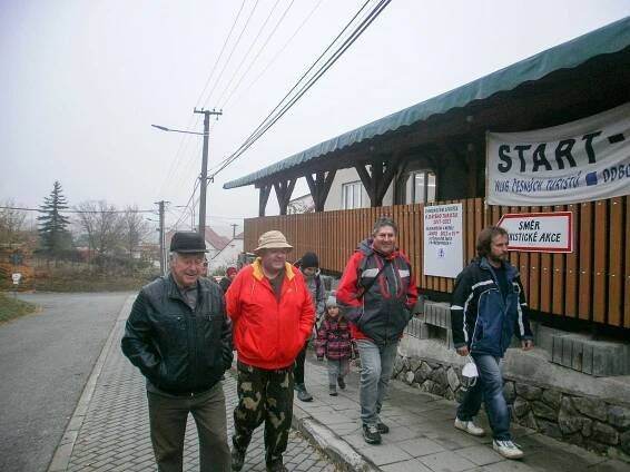 Výstup na zamlžené Bradlo přilákal stovky lidí. Nejstaršímu bylo devadesát let