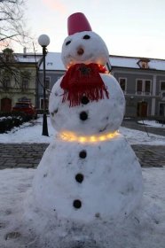 Sněhulák Olaf se stal atrakcí náměstí v Hradišti. Už jste se s ním vyfotili?