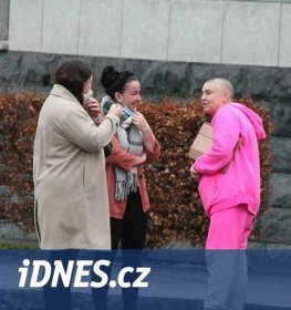 Sineád O’Connorová šla na pohřeb syna v teplákovce, do rakve dala cigarety - iDNES.cz