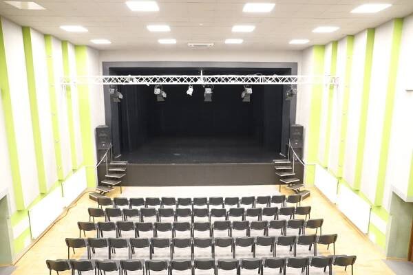 Sala widok na widownie na scenę z balkonu centralnie