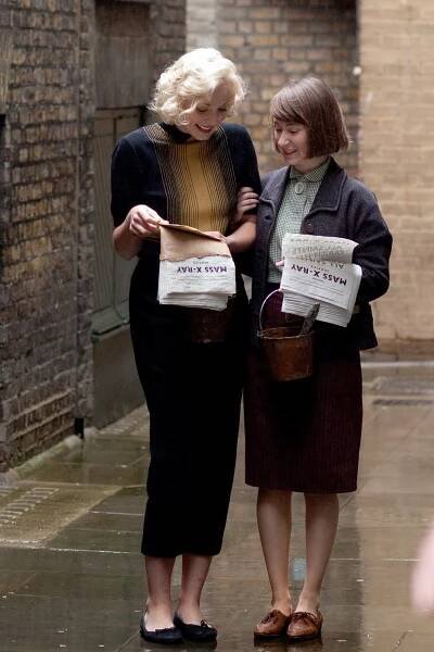 Zavolejte porodní sestřičky - Epizoda 7 - Z filmu - Helen George, Bryony Hannah