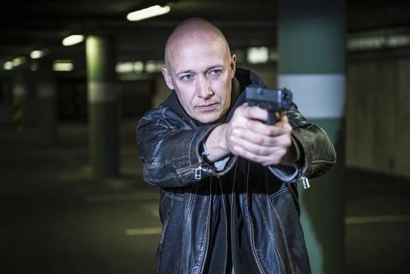 Výjimečný televizní projekt od tvůrců seriálu Expozitura vypráví příběh pokusu o atentát na prezidenta republiky. V průběhu jeho vyšetřování je postupně odkryta celá řada kriminálních kauz.
