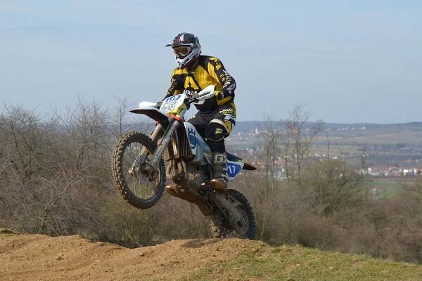 Enduro sprint. Načeratický kopec u Znojma hostí závody motorkářů. Bojují o titul