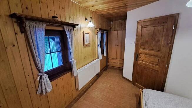 a hallway with a door and a window in a room at Chalupa u Uhříků in Rajnochovice