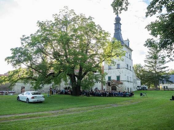 Obnova Státního zámku Uherčice na Znojemsku.  Dobročinný koncert festivalu Hudba Znojmo.