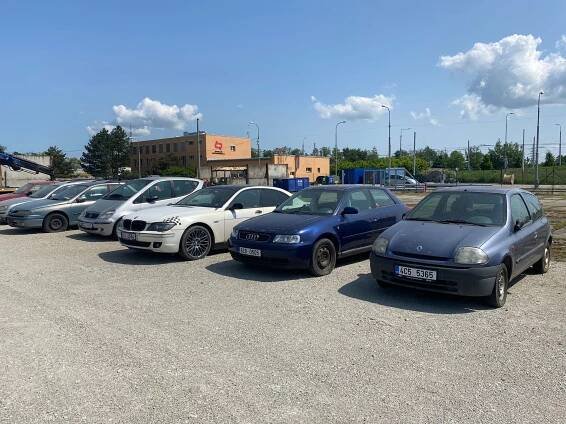 Renault za 1 200 Kč, BMW za 11 tisíc! České Budějovice draží odtažené vozy