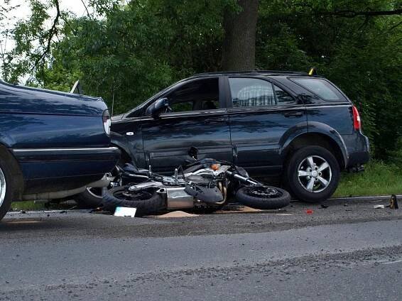 Chybu německého řidiče zaplatil motorkář životem