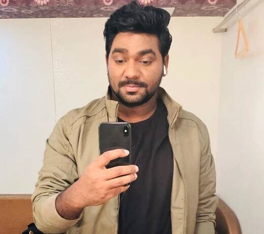 Zakir Khan Biography, Age, Family, Net Worth, Facts, Shayri, Height, & More
