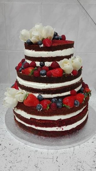 Svatební naked cake s marcipánovými tulipány