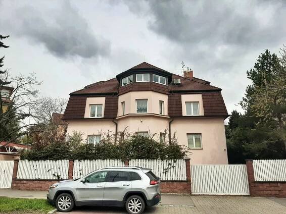 Strašnice: čtvrť vil slavných herců a luxusního bungalovu, z něhož prchl Karel Gott