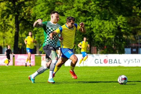Fotbalisté Doubravky (na archivním snímku ve žlutém) se chystají na novou sezonu