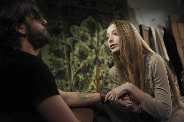 Aquarius - It's Alright Ma (I'm Only Bleeding) - Z filmu - Emma Dumont