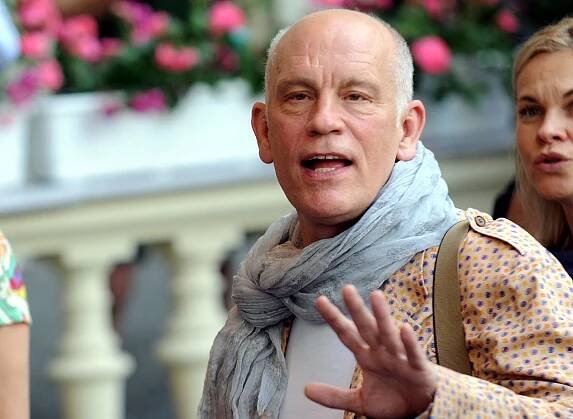 Hollywoodská hvězda bude v Kroměříži. John Malkovich zahraje divadlo v Podzámecké zahradě