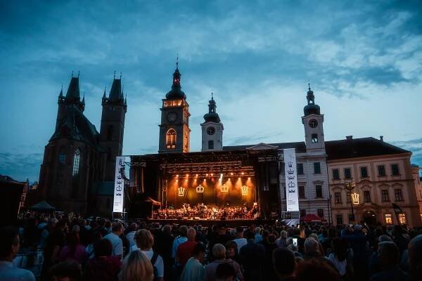 Hradec má za sebou velkolepý červen. V červenci oslaví 800 let unikátní podívanou na noční obloze | Salonky