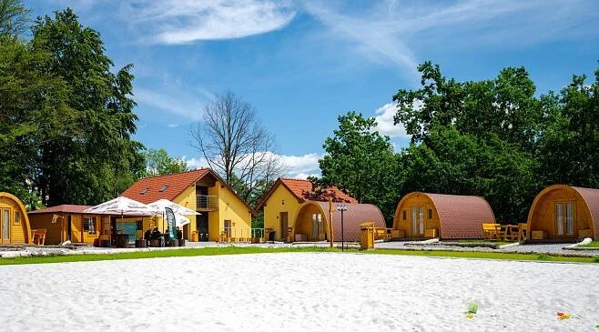  Srubový kemp Zvíkov Village, který se nachází u Vodní nádrže Orlík.