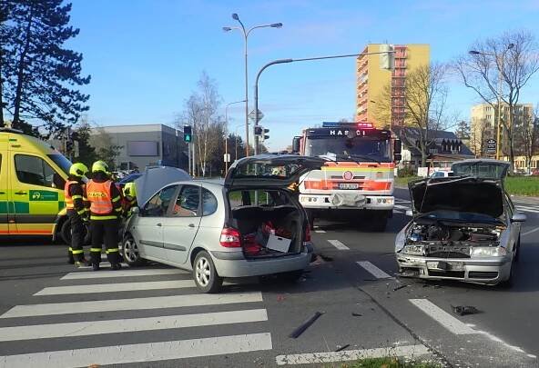 V Havířově se střetla dvě auta, hasiči museli vyprostit zraněnou osobu