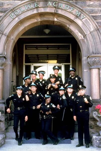 Steve Guttenberg, Michael Winslow, Bruce Mahler, Brant von Hoffman, Scott Thomson, Marion Ramsey, Leslie Easterbrook, Andrew Rubin, Kim Cattrall, Donovan Scott, Bubba Smith, G. W. Bailey - Policejní akademie - Promo