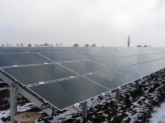 Obří sluneční elektrárna roste v poli u Velelib