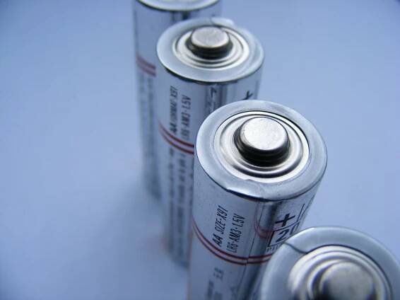 Nová baterie z mořské soli má čtyřikrát větší kapacitu než lithium