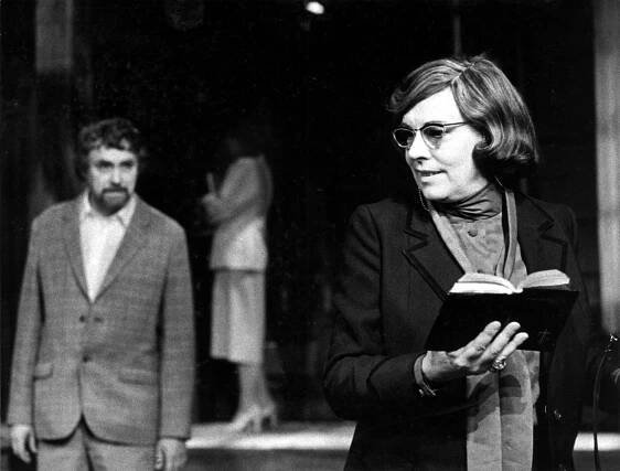 Anna Ferencová (Emily Brentová), v pozadí Jiří Klepl a Zdena Bittlová