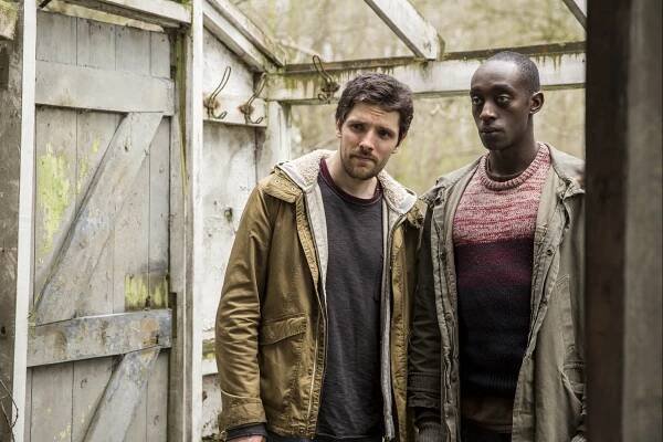 Humans - Epizoda 2 - Z filmu - Colin Morgan, Ivanno Jeremiah
