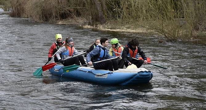 Ledová Moravice přivábila jen otrlé vodáky, v teplotě nad nulou otevřeli sezonu