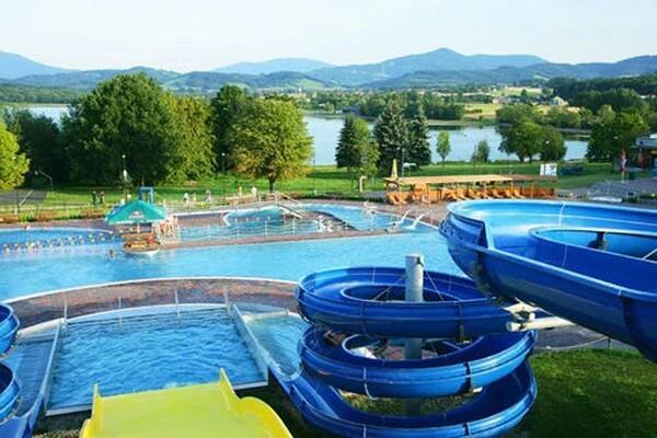 Přímo na břehu přehrady je také aquapark. Jak krytý, s divokou řekou, tobogánem, vířivkou, saunou atd. tak i venkovní z kterého je nádherný výhled na Beskydy.