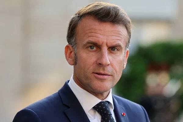 Headshot of Emmanuel Macron.