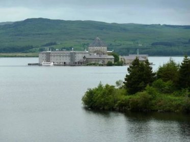 Svatyně svatého Patrika na ostrově v jezeře Lough Derg v hrabství Donegal.