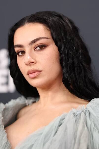 Charli XCX e il suo abito da sposa da brat girl (anche se ricorda un altro celebre wedding dress)