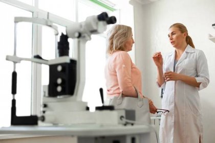 pilný dlouhosrstý oftalmolog aktivně gestikuluje při mluvení - oftalmolog odborník na péči o oči - stock snímky, obrázky a fotky
