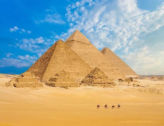 všechny egypt pyramidy velbloudi line walking široký úhel - gízská nekropole - stock snímky, obrázky a fotky