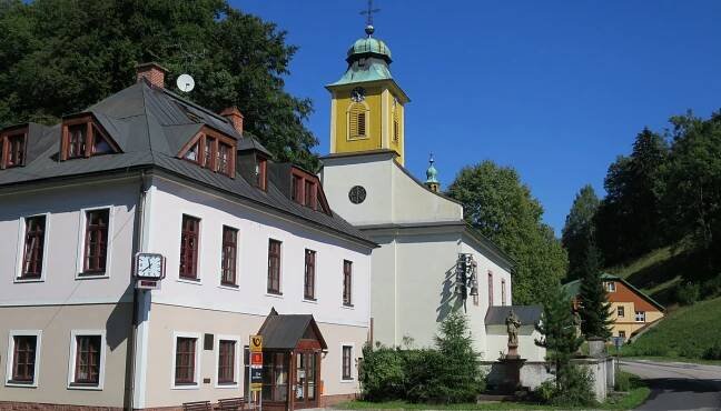 Dolní Dvůr - kostel se zvonkohrou a Česká pošta
