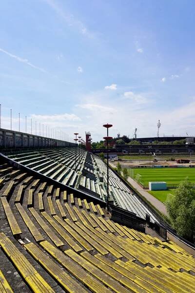 Prázdná tribuna.