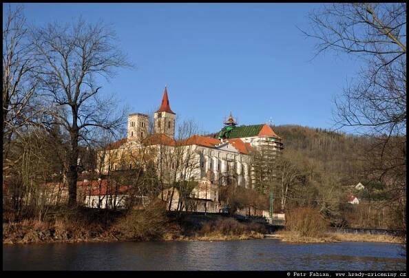 Sázava – klášter, základy kostela – fotografie / hrady-zriceniny.cz