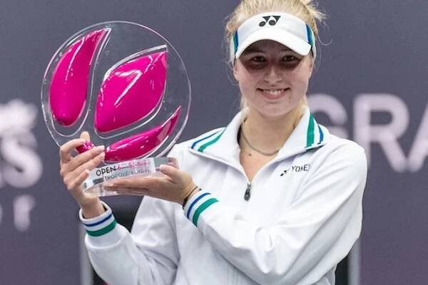 Tausonová si v 18 letech došla z kvalifikace až pro první titul. V Lyonu vyhrála všech 14 setů