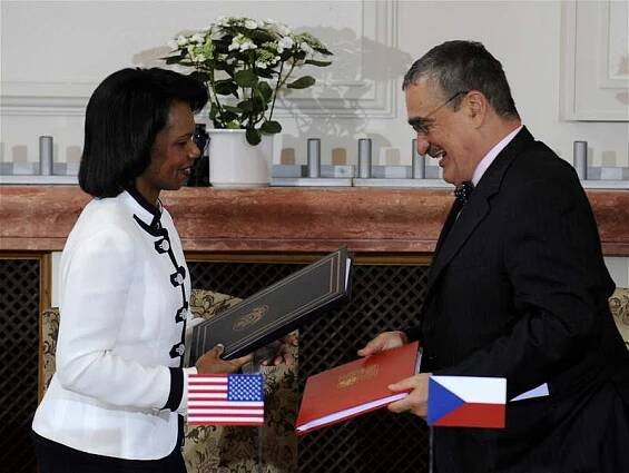 Condoleezza Riceová i Karel Schwarzenberg hodnotili podpis smlouvy jako důležitý krok k bezpečnosti USA a Evropy.