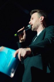 FOTOREPORT: Jan Bendig odehrál ve Foru Karlín svůj dosud největší koncert, mezi hosty nechyběli Leoš Mareš či Monika Bagárová