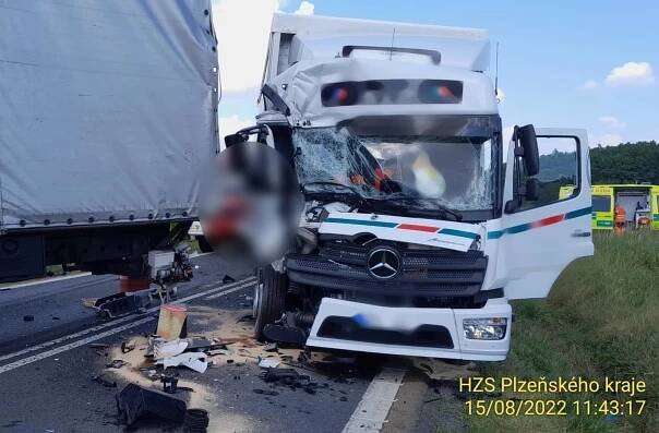 Hromadná nehoda na několik hodin zcela zablokovala silnici z Plzně do Losiné | Krimi Plzeň
