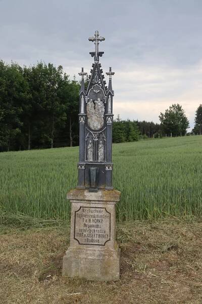 Soubor:Overview of wayside cross of Matěj and Josefa Horký near Budkov, Třebíč District.jpg – Wikipedie