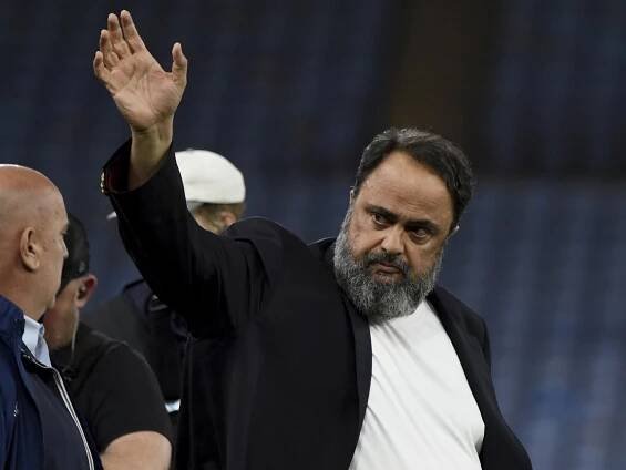 Evangelos Marinakis kráča na ihrisko
