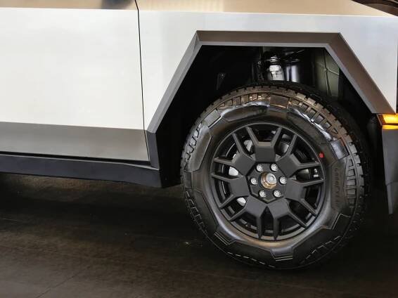 Tesla Cybertruck naživo v Česku: sci-fi design a gigantické rozměry šokují