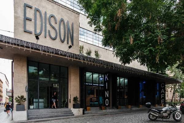 PRAHA – EDISON FILMHUB – KAPACITA NAPLNĚNA — Den architektury Archív