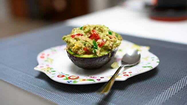 What Does Kim Kardashian Eat in a Day: Discover Her Diet Secrets - EmergeWomanMagazine