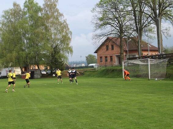 Utkání 21. kola okresního přeboru Pelhřimovska mezi SK Jiřice (v modrém) a FC Ústrašín.
