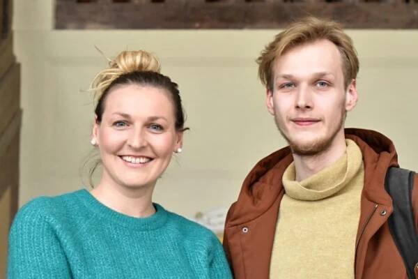 Moderátorka Lenka Vahalová s hercem Vojtou Vondráčkem | foto: Jessica Petrů,  Český rozhlas